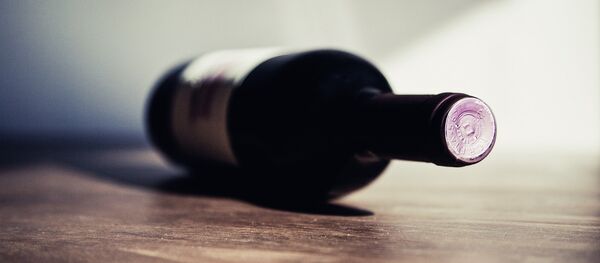 Бутылка на полу, архивное фото - Sputnik Таджикистан