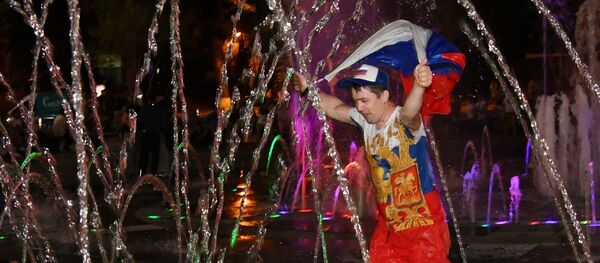 Болельщик радуется победе сборной России в матче 1/8 финала ЧМ-2018 Болельщик радуется победе сборной России в матче 1/8 финала ЧМ-2018 - Sputnik Таджикистан