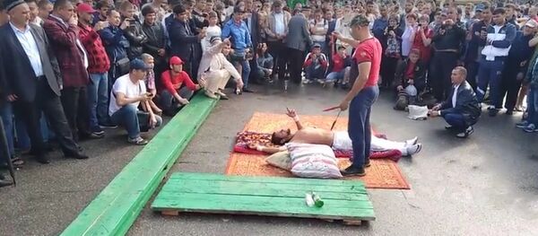 Таджикский йог выступил на юбилее Новокузнецка - Sputnik Таджикистан