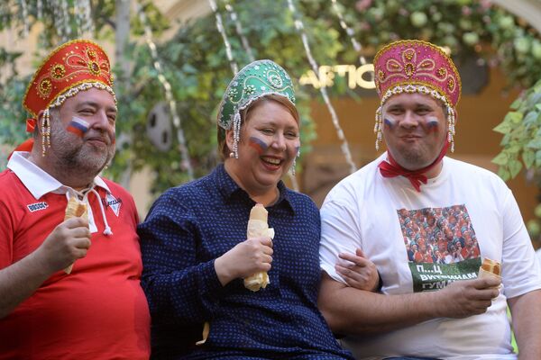 Акция в поддержку сборной России по футболу Сжуем за Родину! Акция в поддержку сборной России по футболу Сжуем за Родину! - Sputnik Таджикистан