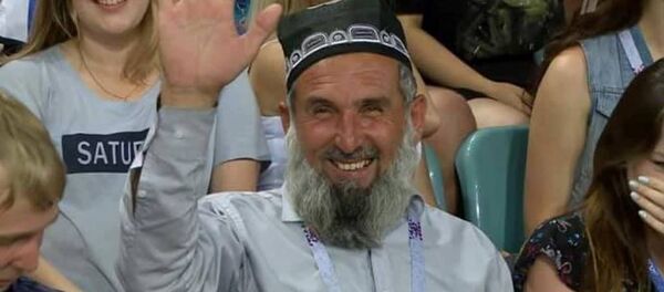 Сайимдмуртазо Бобоназарови 50-сола дар сар тоқӣ барои тамошои Ҷоми ҷаҳон-2018 ба Русия омадааст. - Sputnik Тоҷикистон