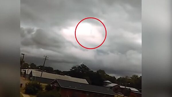 Очевидец заснял на видео Бога, идущего по облакам - Sputnik Таджикистан