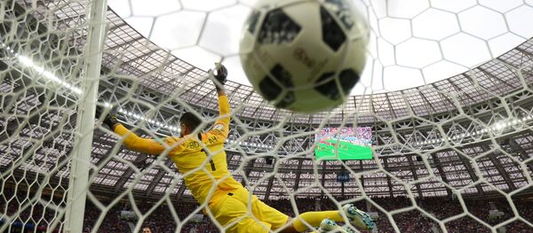 Вратарь Абдаллах Аль-Муаиуф (Саудовская Аравия) пропускает мяч в матче группового этапа чемпионата мира по футболу между сборными России и Саудовской Аравии. Вратарь Абдаллах Аль-Муаиуф (Саудовская Аравия) пропускает мяч в матче группового этапа чемпионата мира по футболу между сборными России и Саудовской Аравии. - Sputnik Таджикистан