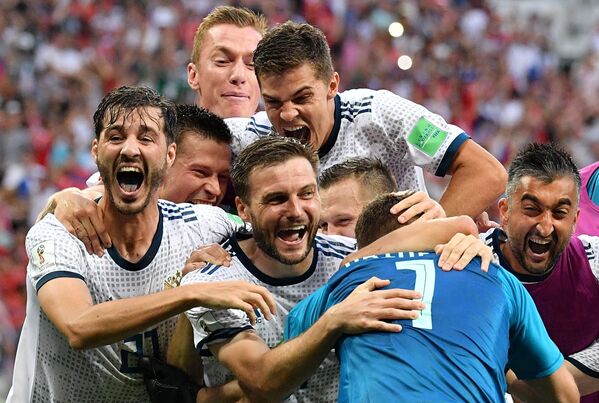 Игроки сборной России радуются победе в матче 1/8 финала чемпионата мира по футболу между сборными Испании и России - Sputnik Таджикистан
