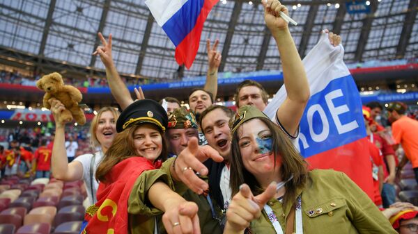 Болельщики празднуют победу сборной России. Архивное фото - Sputnik Таджикистан