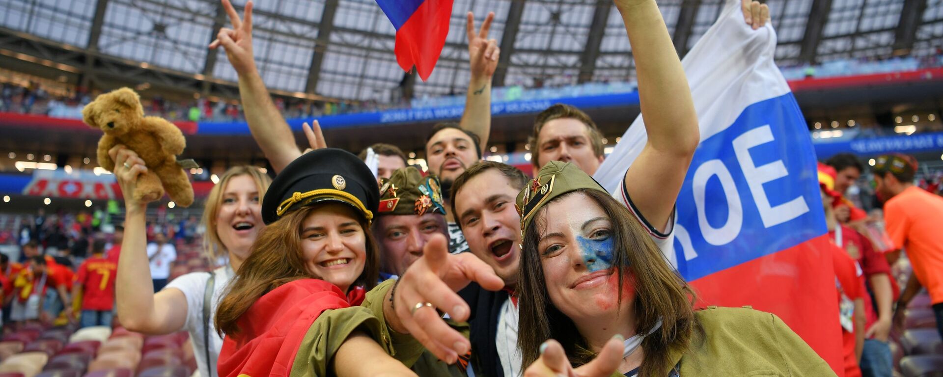 Болельщики празднуют победу сборной России. Архивное фото - Sputnik Таджикистан, 1920, 03.02.2026
