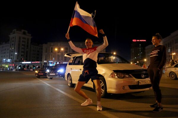 Болельщики празднуют победу сборной России - Sputnik Таджикистан