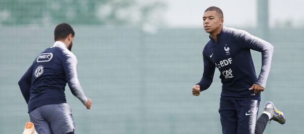 Игрок французской сборной по футболу Калиан Мбаппе во время тренировки, архивное фото Игрок французской сборной по футболу Калиан Мбаппе во время тренировки, архивное фото - Sputnik Тоҷикистон