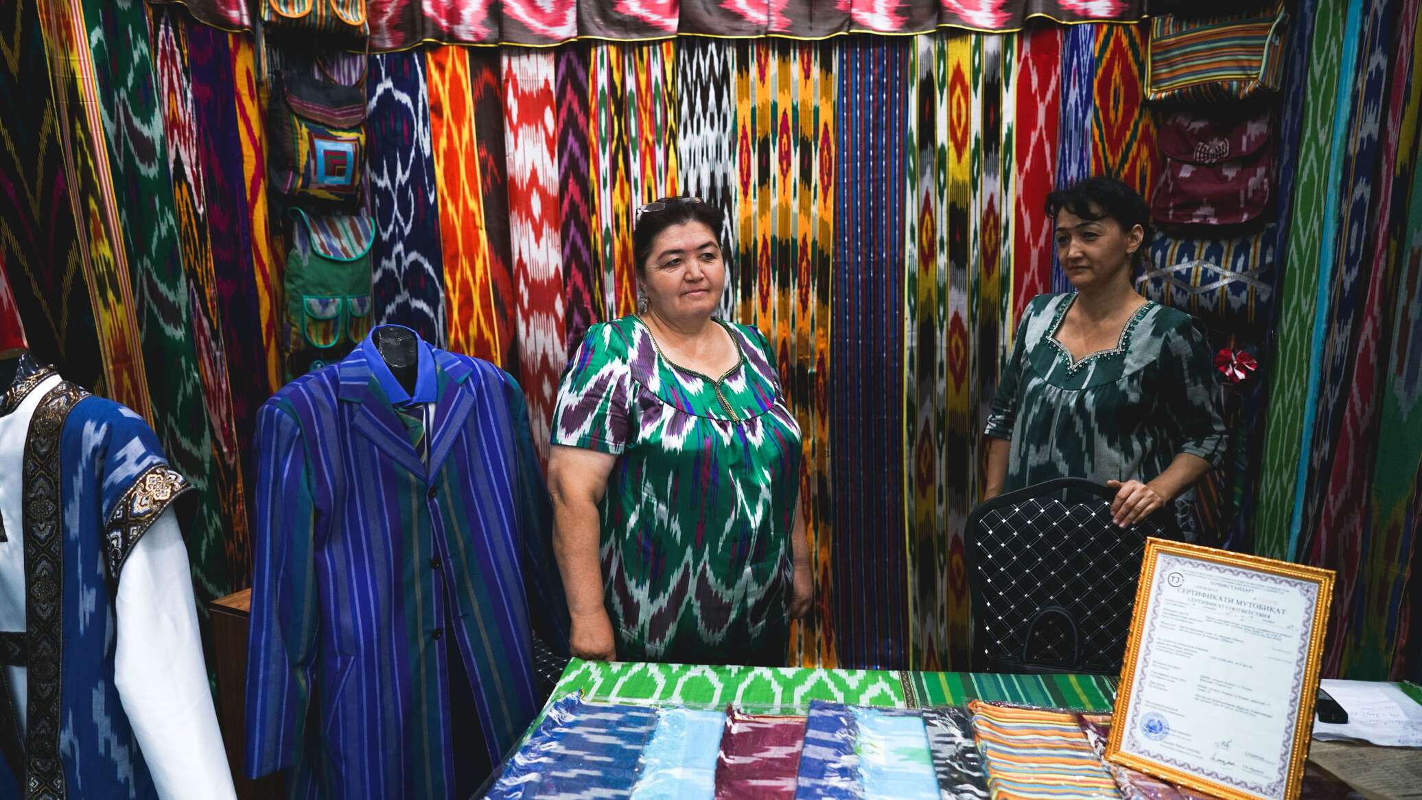Таджикским адрес. Таджикские платья. Таджикские ткани. Атлас адрас. Таджикская ярмарка.