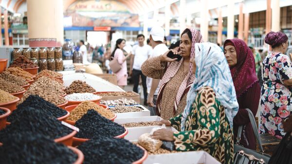 Женщины покупают продукты на рынке, архивное фото - Sputnik Тоҷикистон