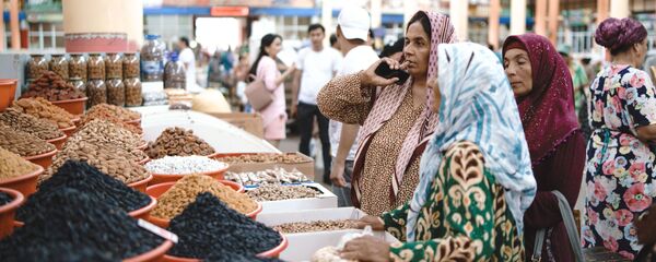 Женщины покупают продукты на рынке, архивное фото - Sputnik Тоҷикистон