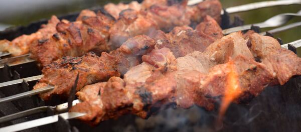 Шашлык, архивное фото - Sputnik Тоҷикистон