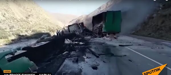 Две фуры столкнулись в Нарынской области, одна сгорела Две фуры столкнулись в Нарынской области, одна сгорела - Sputnik Таджикистан