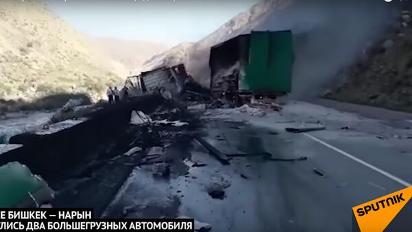 Две фуры столкнулись в Нарынской области, одна сгорела - Sputnik Таджикистан