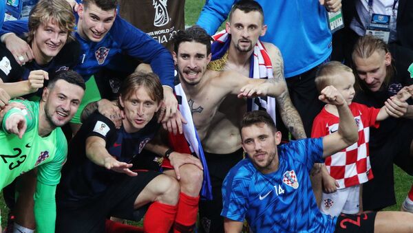Игроки сборной Хорватии радуются победе в полуфинальном матче чемпионата мира по футболу между сборными Хорватии и Англии - Sputnik Таджикистан