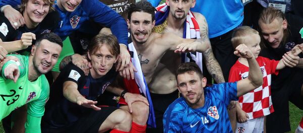 Игроки сборной Хорватии радуются победе в полуфинальном матче чемпионата мира по футболу между сборными Хорватии и Англии - Sputnik Таджикистан