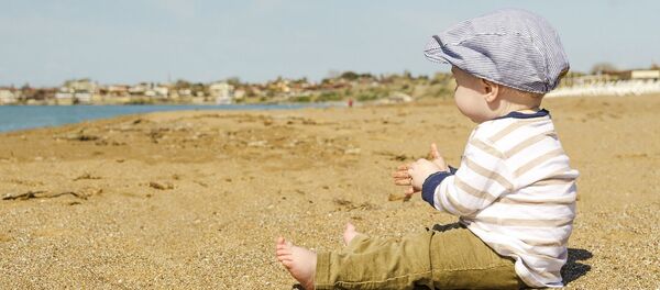 Маленький мальчик на берегу, архивное фото - Sputnik Тоҷикистон