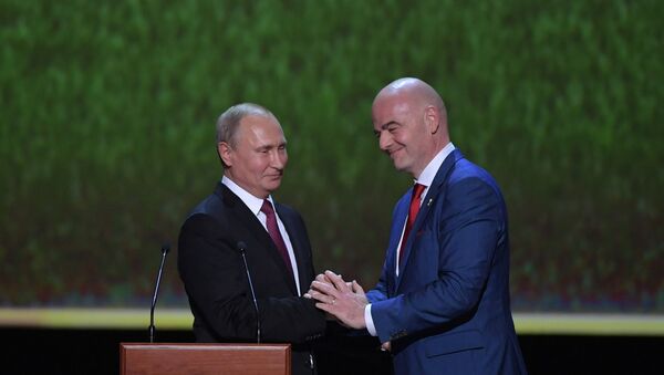 Президент РФ Владимир Путин и президент ФИФА Джанни Инфантино (справа) - Sputnik Таджикистан