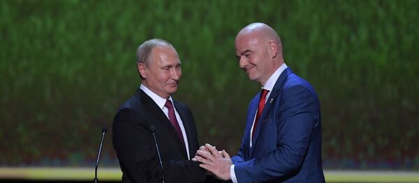 Президент РФ Владимир Путин и президент ФИФА Джанни Инфантино (справа) - Sputnik Таджикистан