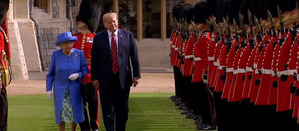 Президент США Дональд Трамп и королева Великобритании Елизавета II - Sputnik Таджикистан