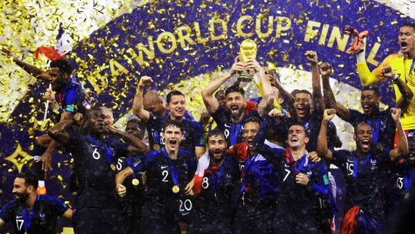 Игроки сборной Франции  на церемонии награждения победителей чемпионата мира по футболу 2018 - Sputnik Таджикистан