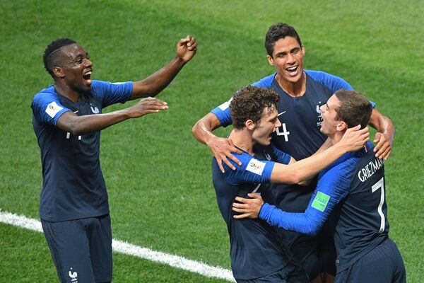 Игроки сборной Франции радуются забитому голу в финальном матче чемпионата мира по футболу между сборными Франции и Хорватии - Sputnik Таджикистан