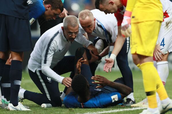 Медики оказывают помощь Самюэлю Умтити (Франция) в финальном матче чемпионата мира по футболу между сборными Хорватии и Франции - Sputnik Таджикистан