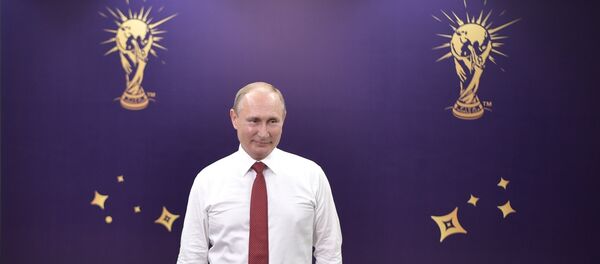 Президент РФ В. Путин и премьер-министр РФ Д. Медведев посетили финальный матч чемпионата мира по футболу 2018 - Sputnik Таджикистан