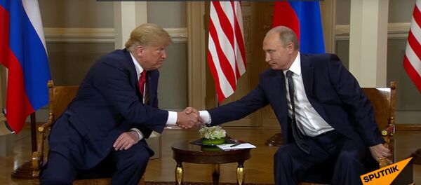 Рукопожатие Путина и Трампа - Sputnik Тоҷикистон