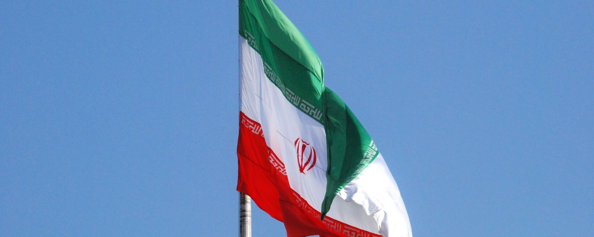 Флаг Ирана на одной из улиц Тегерана - Sputnik Тоҷикистон, 1920, 09.09.2021