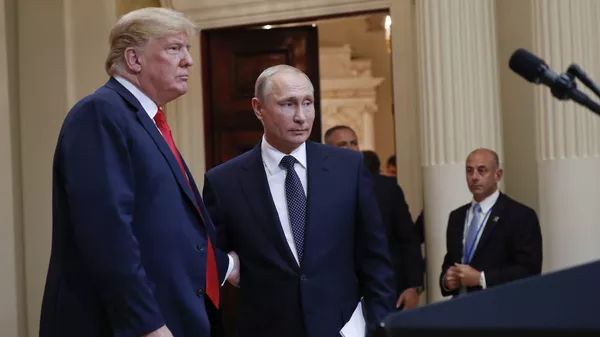 Президент РФ Владимир Путин и президент США Дональд Трамп, архивное фото - Sputnik Тоҷикистон