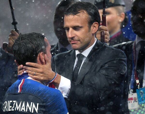 Президент Франции Эммануэль Макрон на церемонии награждения победителей ЧМ-2018 по футболу Президент Франции Эммануэль Макрон на церемонии награждения победителей ЧМ-2018 по футболу - Sputnik Таджикистан