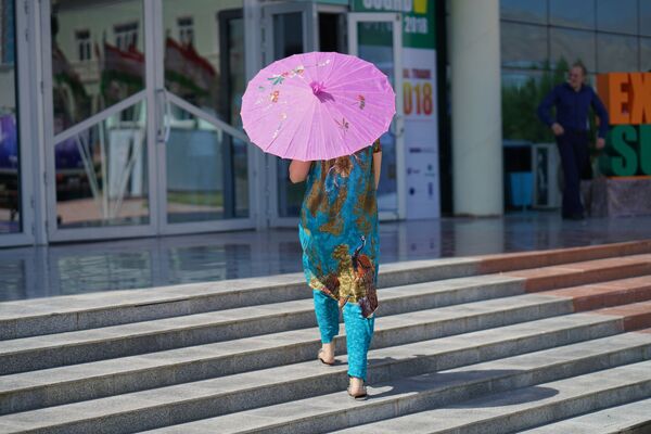 Женщина с зонтиком от солнца, архивное фото - Sputnik Таджикистан