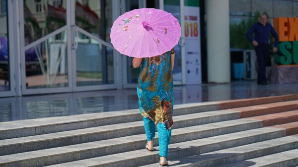 Женщина с зонтиком от солнца, архивное фото - Sputnik Тоҷикистон