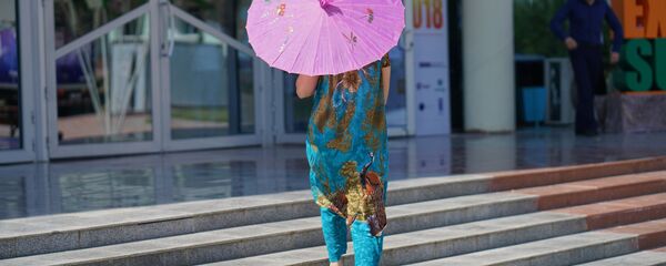 Женщина с зонтиком от солнца, архивное фото - Sputnik Таджикистан