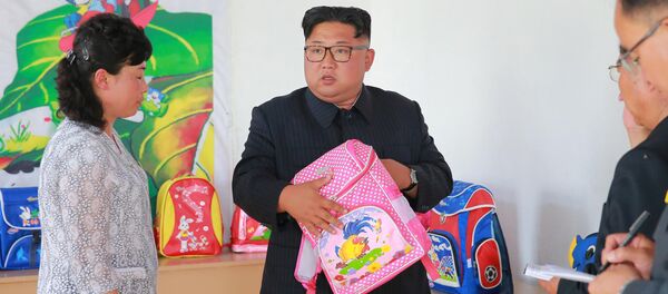 Лидер КНДР Ким Чен Ын во время посещения фабрики сумок Chungjin в Пхеньяне Лидер КНДР Ким Чен Ын во время посещения фабрики сумок Chungjin в Пхеньяне - Sputnik Таджикистан