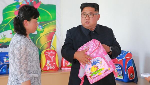 Лидер КНДР Ким Чен Ын во время посещения фабрики сумок Chungjin в Пхеньяне - Sputnik Таджикистан