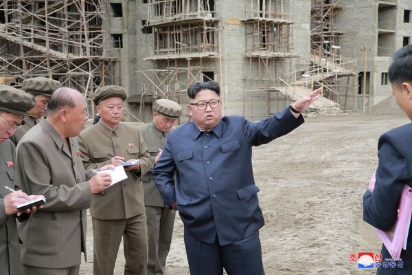 Лидер КНДР Ким Чен Ын инспектирует строительство объектов в уезде Samjiyon - Sputnik Таджикистан