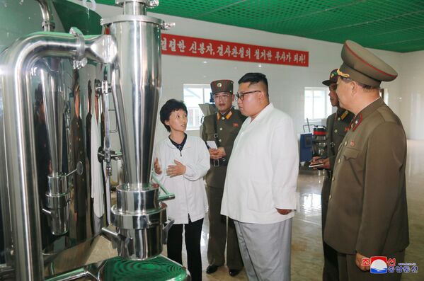 Лидер Северной Кореи Ким Чен Ын во время визита в рыбное хозяйство Пхеньяна - Sputnik Таджикистан