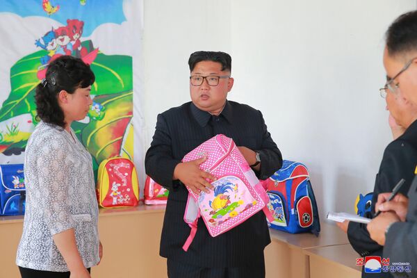 Лидер КНДР Ким Чен Ын во время посещения фабрики сумок Chungjin в Пхеньяне - Sputnik Таджикистан