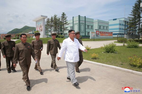 Лидер Северной Кореи Ким Чен Ын во время визита на машиностроительный завод - Sputnik Таджикистан