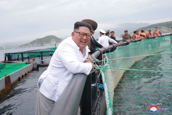 Лидер Северной Кореи Ким Чен Ын во время визита на рыбную ферму - Sputnik Таджикистан