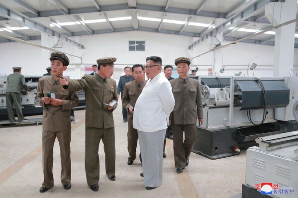 Лидер Северной Кореи Ким Чен Ын во время визита на машиностроительный завод - Sputnik Таджикистан