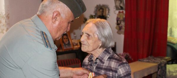 Российские военные вручили ветерану Великой Отечественной войны в Таджикистане медаль Российские военные вручили ветерану Великой Отечественной войны в Таджикистане медаль - Sputnik Таджикистан