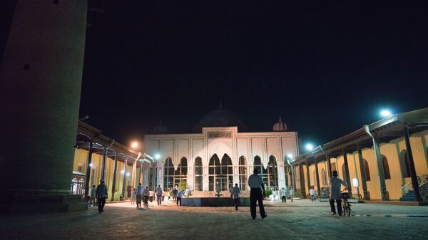 Верующие идут на вечернюю молитву в мечеть в городе Худжанд, архивное фото - Sputnik Таджикистан