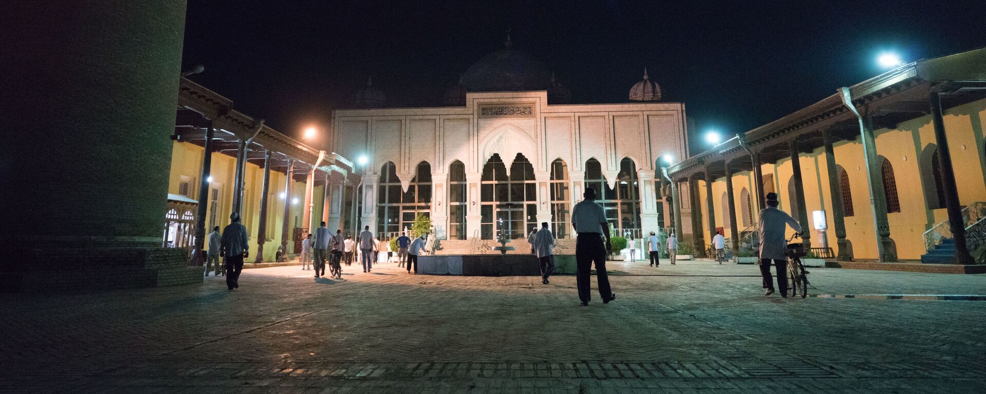 Верующие идут на вечернюю молитву в мечеть в городе Худжанд, архивное фото - Sputnik Таджикистан, 1920, 18.02.2026