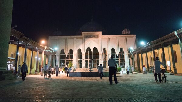 Верующие идут на вечернюю молитву в мечеть в городе Худжанд, архивное фото  - Sputnik Тоҷикистон