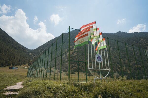 Таджикские флаги на базе отдаха в ущелье Шахристан, архивное фото - Sputnik Таджикистан