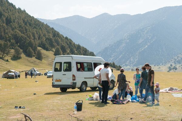 Люди на отдыхе в ущелье Шахристан, архивное фото - Sputnik Таджикистан