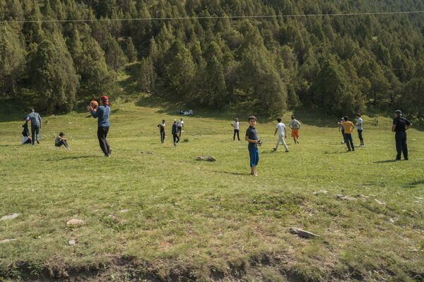 Дети играют в футбол на базе отдыха в ущелье Шахристан, архивное фото - Sputnik Таджикистан